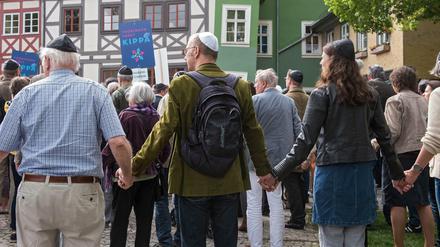 Der Antisemitismus-Beauftragte Klein riet vor Wochen Juden davon ab, an einigen Orten Deutschlands Kipa zu tragen. Immer wieder tragen Nichtjüdinnen und -juden sie aus Solidarität, wie hier in Erfurt.