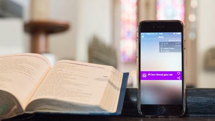 Ein Gebetsbuch und die "AndachtsApp" der Evangelischen Landeskirche. Die Kirche wird langsam digitaler. 