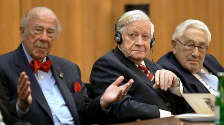 Geballte Altersweisheit: Der ehemalige US-Außenminister George P. Shultz, Alt-Bundeskanzler Helmut Schmidt und der frühere US-Außenminister Henry Kissinger. (von links nach rechts)