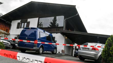 Tatort Kitzbühel: Die Polizei hat das Haus abgesperrt, in dem ein 25-Jähriger am Sonntag fünf Menschen erschoss.