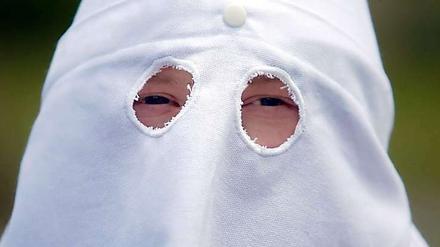 Zu den Erkennungszeichen des rassistischen Ku-Klux-Klan gehören die typischen Spitzhauben.