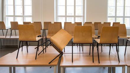 Ein leeres Klassenzimmer in einer Schule. 