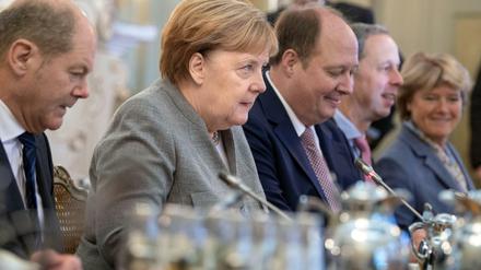 Bundeskanzlerin Angela Merkel mit Kanzleramtschef Helge Braun (CDU) und Staatsminister Hendrik Hoppenstedt (CDU). Finanzminister Olaf Scholz (l.) gehört nicht zum Team aus der Regierungszentrale. 