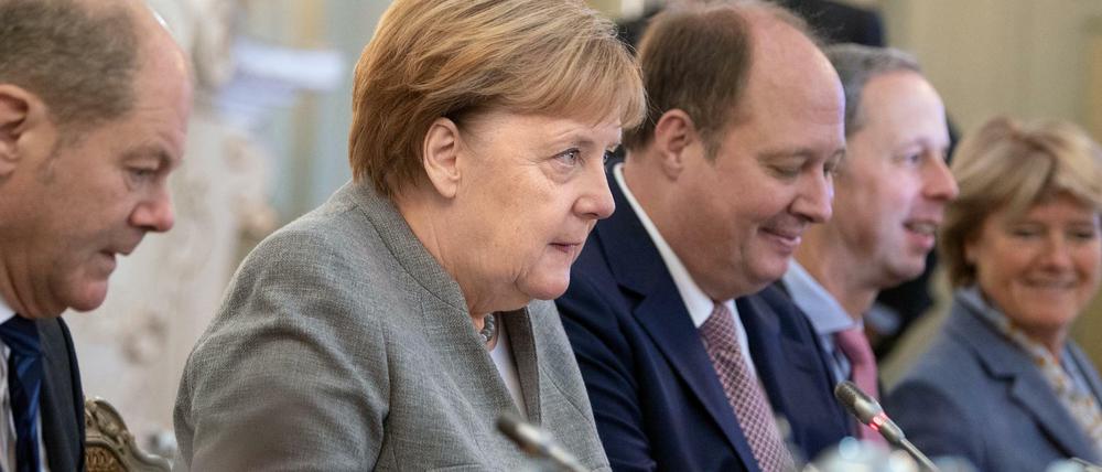 Bundeskanzlerin Angela Merkel mit Kanzleramtschef Helge Braun (CDU) und Staatsminister Hendrik Hoppenstedt (CDU). Finanzminister Olaf Scholz (l.) gehört nicht zum Team aus der Regierungszentrale. 