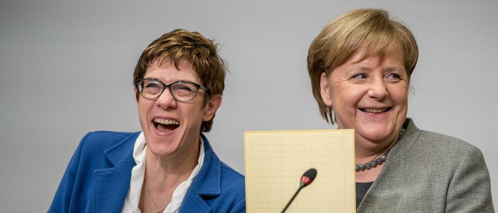 Was gibt's zu lachen? CDU-Chefin Annegret Kramp-Karrenbauer wird heute erstmals statt Kanzlerin und Ex-CDU-Vorsitzender Angela Merkel beim Politischen Aschermittwoch auftreten.