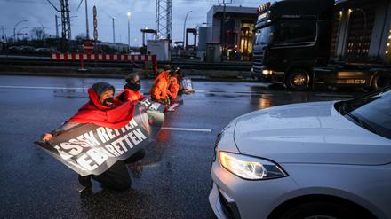 Klimaaktivisten blockieren eine Kreuzung zur Köhlbrandbrücke in Hamburg.