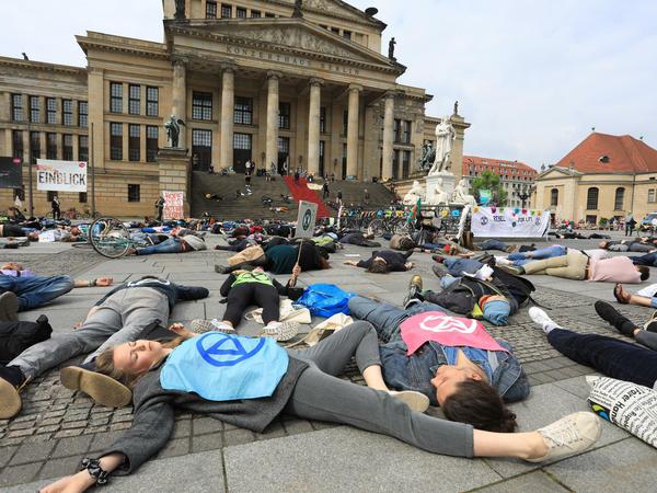 Klimaaktivisten von „Extinction Rebellion“ protestieren mit einem „Die-In“ auf dem Gendarmenmarkt in Berlin.
