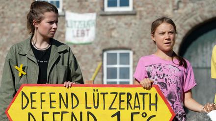 Die Klimaaktivistinnen Luisa Neubauer und Greta Thunberg im Tagebaudorf Lützerath 