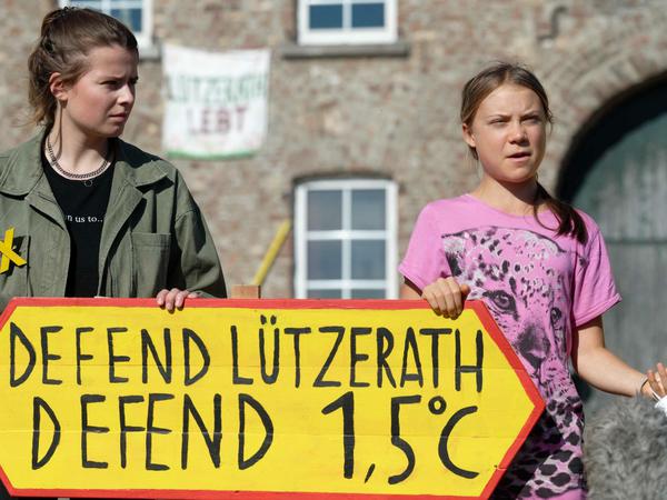 The climate activists Luisa Neubauer and Greta Thunberg in the opencast mining village of Lützerath 