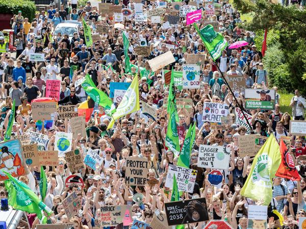 Mehrere tausend Teilnehmer ziehen bei der Klimademonstration Fridays for Future durch Aachen. 