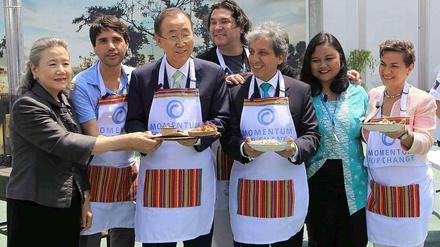 Klimaköche in Aktion. UN-Generalsekretär Ban Ki Moon (dritter von links) und der Präsident des UN-Klimagipfels, der peruanische Umweltminister Manuel Pulgar-Vidal neben ihm kochten gemeinsam mit der Chefin des UN-Klimasekretariats Christiana Figueres (ganz rechts) peruanische Spezialitäten. Ansonsten wurde beim Klimagipfel in Lima wenig so heiß gegessen wie es gekocht wurde. 