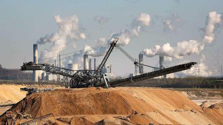 Das Kohlekraftwerk Neurath in Nordrhein-Westfalen vor einem Braunkohletagebau: Die Renaissance der Kohle hat mit dazu beigetragen, dass der Kohlendioxid-Gehalt in der Atmosphäre schneller wächst als in den 30 Jahren zuvor. 
