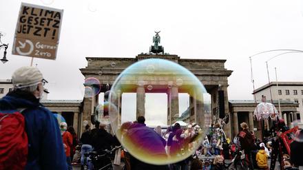 Die "Fridays for Future"-Bewegung ist am Freitag erstmals wieder auf die Straße gegangen, in Berlin am Brandenburger Tor und in vielen anderen Städten. 
