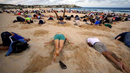 Als die Staats- und Regierungschefs der G20 in Brisbane in Australien eintrafen, waren die Demonstranten schon da. Diese jungen Leute steckten den Kopf in den Sand. Das werfen sie auch ihrem Premierminister Tony Abbot vor, der bestreitet, dass es den Klimawandel überhaupt gibt. 
