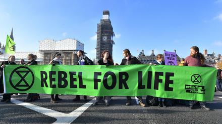  Demonstranten auf der Westminder Bridge halten ein Banner mit der Aufschrift "Rebel for life" (Rebell fürs Leben) der Gruppe «Extinction Rebellion», die zu einem Protest gegen Klimawandel aufgerufen hatte. dpa-Bildfunk +++