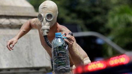 Protest mit Gasmaske bei einer Klimaschutz-Demo von "Fridays for Future" in Rio de Janeiro,