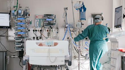 Eine Intensivpflegerin in Niedersachsen versorgt einen an Covid-19 erkrankten Patienten. 