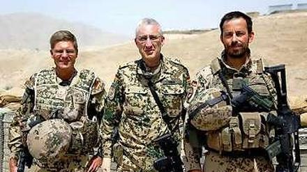 Drei Männer, ein Bild: Oberst Peter Mirow (v.l.), Generalleutnant Markus Kneip und Oberstleutnant Heico Hüber 2011 in Afghanistan. Heute sind die drei auf entscheidenden Posten im Ministerium.