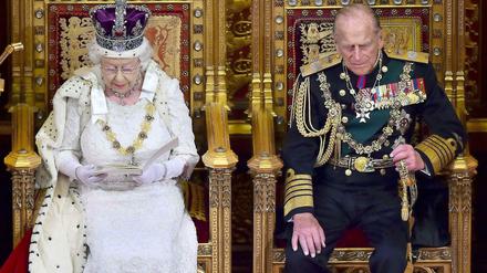 Lange Tradition: Das britische Monarchenpaar bei der Parlamentseröffnung.