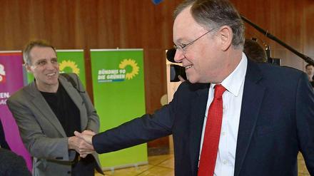 Der designierte Ministerpräsident Niedersachsens Stephan Weil (SPD, rechts) und der Spitzenkandidat der Grünen Stefan Wenzel.