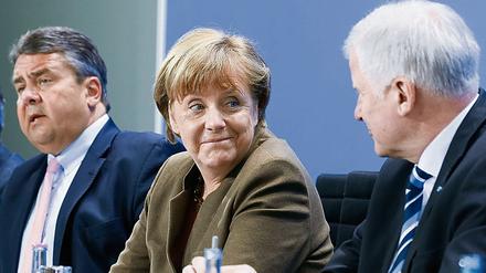 Der Bundeswirtschaftsminister und Vize-Kanzler Sigmar Gabriel (SPD, l), Bundeskanzlerin Angela Merkel (CDU) und der CSU-Vorsitzende Horst Seehofer.