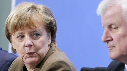 Sie reden miteinander: CDU-Chefin Angela Merkel und der CSU-Vorsitzende Horst Seehofer.