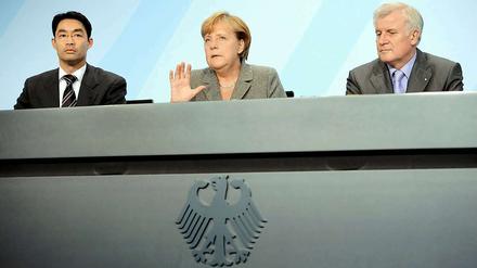 Wenn Merkel so weiter macht, sitzen die drei bald nicht mehr so friedlich zusammen. Rösler sieht die Koalition in Frage gestellt.