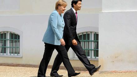 Eintracht? Bundeskanzlerin Angela Merkel (CDU) und Bundeswirtschaftsminister Philipp Roesler (FDP) demonstrieren Zusammenhalt.