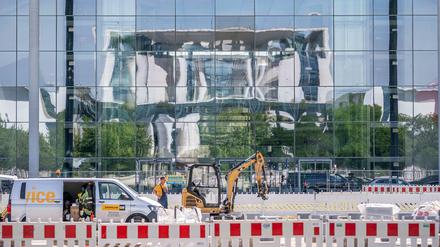 Das Bundeskanzleramt spiegelt sich in der Fassade des Paul-Löbe-Hauses des Bundestages, während des Koalitionsausschuss im Kanzleramt tagt.