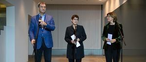 Annegret Kramp-Karrenbauer (M), CDU-Vorsitzende, Malu Dreyer (r), kommissarische SPD-Vorsitzende, und Markus Söder, CSU-Vorsitzender, geben nach dem Koalitionsausschuss Statements. 