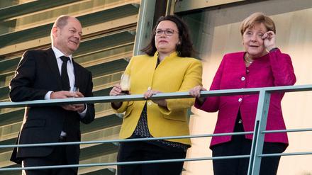 Bundesfinanzminister Olaf Scholz (SPD), SPD-Chefin Andrea Nahles Kanzlerin Angela Merkel (CDU) vor dem Koalitionsausschuss auf einem Balkon des Bundeskanzleramts.