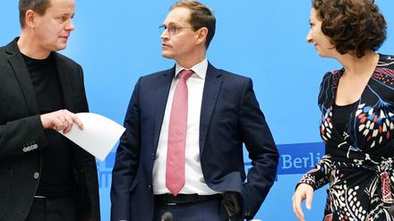 Das kostet aber was: Linken-Chef Klaus Lederer, der Regierende Bürgermeister Michael Müller (SPD) und die Grünen-Fraktionschefin Ramona Pop bei der Vorstellung des rot-rot-grünen Koalitionsvertrags für Berlin. 
