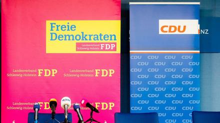 Die FDP ganz breit, die CDU am Rand? Eine Momentaufnahme aus den Koalitionsverhandlungen in Schleswig-Holstein.