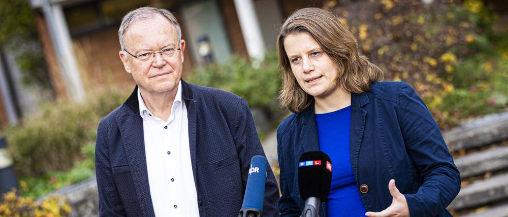 Stephan Weil (SPD, l), Ministerpräsident von Niedersachsen, und Julia Willie Hamburg (Bündnis 90/Die Grünen, r) geben ein Pressestatement zu den Koalitionsverhandlungen ab. 