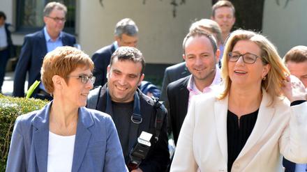 Gemeinsam weiter: Die saarländische Ministerpräsidentin Kramp-Karrenbauer (l, CDU) und ihre Stellvertreterin Rehlinger (r, SPD)
