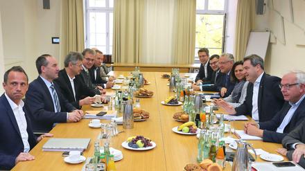 Hubert Aiwanger, Vorsitzender der Freien Wähler und Markus Söder, Ministerpräsident von Bayern, bei den Koalitionsverhandlungen am Freitag. 