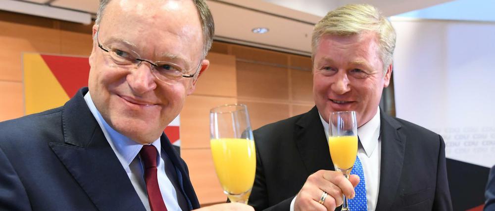 Darauf einen O-Saft: Der SPD-Landesvorsitzende und Ministerpräsident Stephan Weil (l) und der CDU-Landesvorsitzende Bernd Althusmann stoßen an in Hannover.
