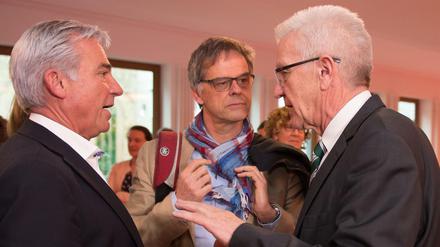 Der Landesvorsitzende der CDU in Baden-Württemberg, Thomas Strobl (l-r), Regierungssprecher Rudi Hoogvliet und Ministerpräsident Winfried Kretschmann (beide Grüne) unterhalten sich vor den Koalitionsverhandlungen.