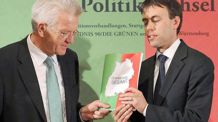 Der designierte Ministerpräsident von Baden-Württemberg, Winfried Kretschmann (Bündnis 90/Die Grünen - l), und der SPD-Landesvorsitzende Nils Schmid präsentieren am 27.04.2011 in Stuttgart den Koalitionsvertrag. 
