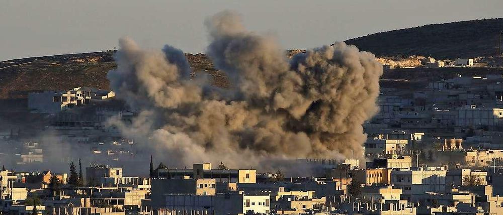 Rauch steigt über der Grenzstadt Kobane auf.