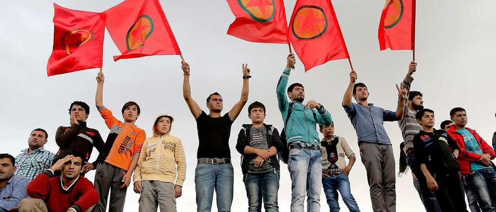 Minderheit in der Türkei: Kurden bei einer Beerdigung von getöteten Kämpfern nahe Kobane.