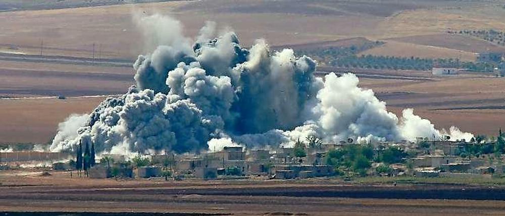 Luftangriff auf ein Dorf nahe Kobane. Trotz der jüngsten Erfolge der Anti-IS-Allianz ist die Stadt noch nicht gesichert.