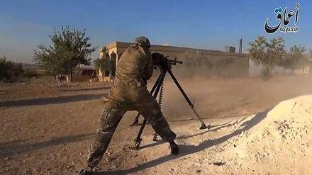 Dieses Bild aus einem Youtube-Video zeigt offenbar einen Kämpfer der IS-Milizen nahe der Stadt Kobane im syrisch-türkischen Grenzgebiet.