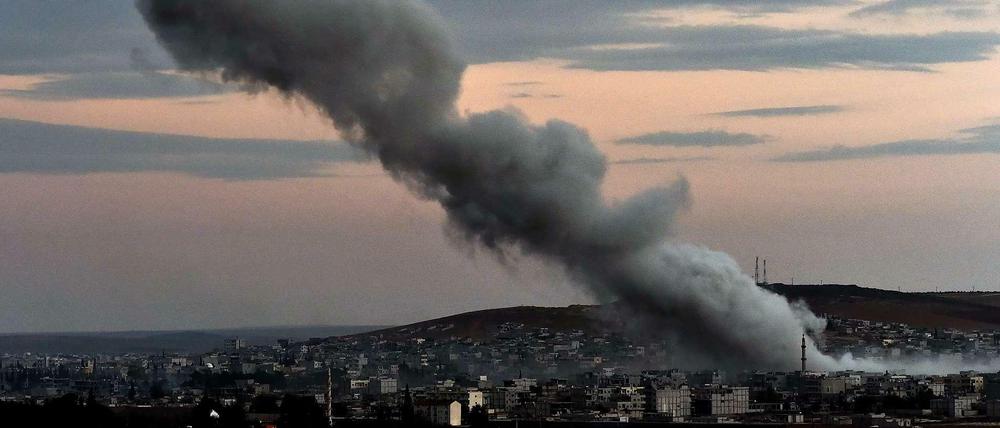 Über der Stadt Kobane im syrisch-türkischen Grenzgebiet ist nach einem Luftschlag der internationalen Koalition eine große Rauchwolke zu sehen.