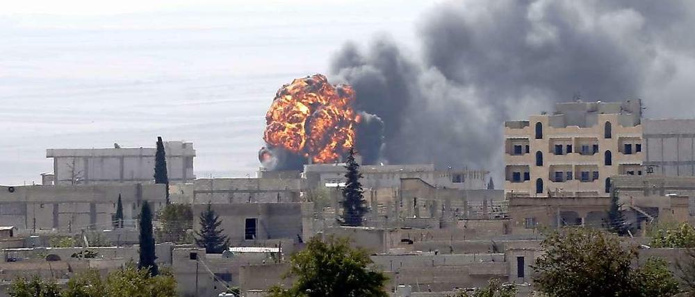 Flammen und dunkler Rauch über der Grenzstadt Kobane.