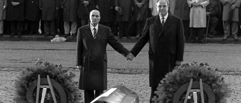Eine der großen Nachkriegsgesten: Helmut Kohl und François Mitterrand stehen 1984 Hand in Hand an den Soldatengräbern von Verdun. 
