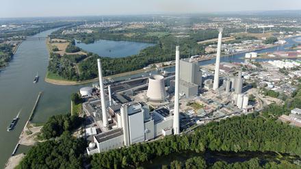 Der Kohle-Kraftwerksblock 7 im Karlsruher Rheinhafen.