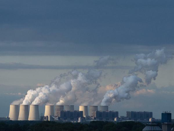 Braunkohle-Kraftwerke stoßen besonders viel CO2 aus.