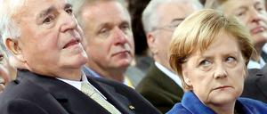 Altkanzler Kohl und Kanzlerin Merkel bei einem Empfang im Palais am Funkturm in Berlin im Oktober 2010.