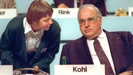 Gab Talenten eine Chance. Bundeskanzler Helmut Kohl mit Angela Merkel 1991. 